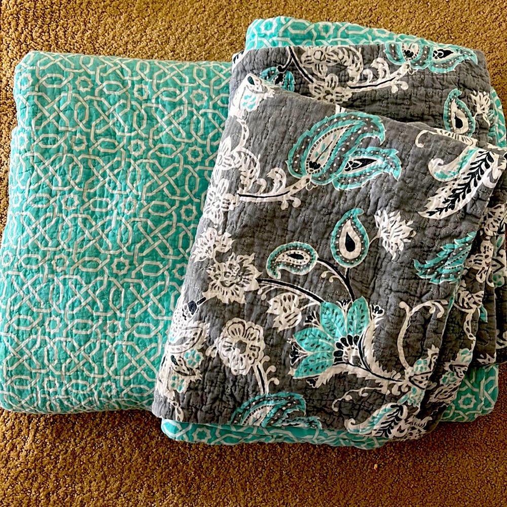 King quilt w/matching shams